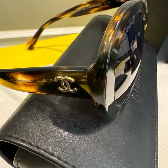Chanel sunglasses - Picture 3 of 5